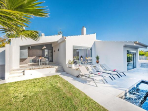 Modern 4 Bed Villa, Private Infinity Pool, WI-FI